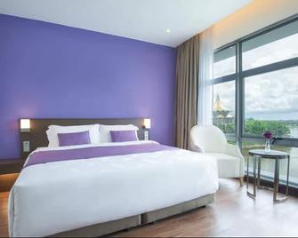 Astana Wing - Riverside Majestic Hotel - Kuching - Bedroom