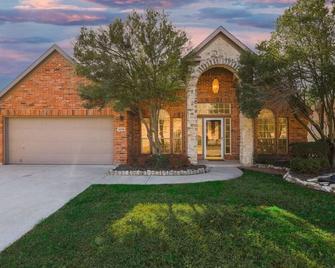 Elite 4br 2ba Holiday Home With Hot Tub, Pool, And Bbq - Haltom City - Building