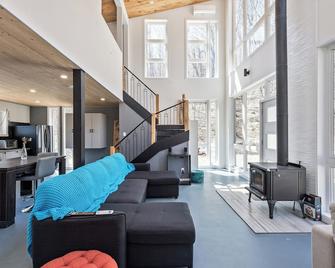 Cozy, luminous and charming retreat - Pine Hill - Living room
