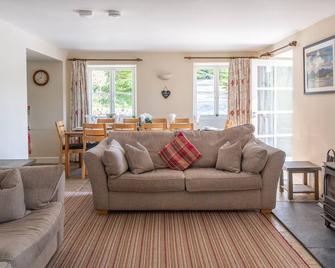 Stunning Lake fronted Property with Hot Tub - Hammerhole - Sawrey - Huiskamer