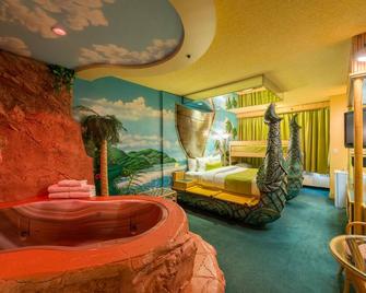 Fantasyland Hotel - Edmonton - Bedroom