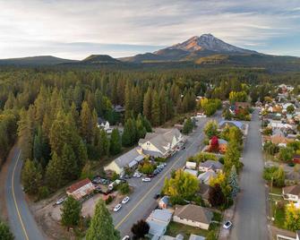 Mccloud River Mercantile Hotel - McCloud