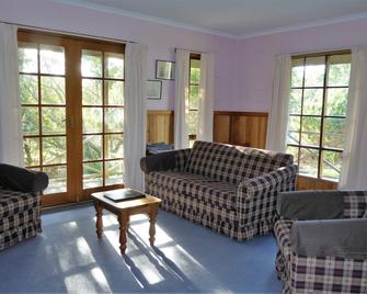 Platypus Park Country Retreat - Bridport - Living room
