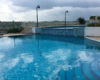 Modern Loft Near Everything, Spacious 3-bedroom apartment in fantastic Panamá - פנמה סיטי - בריכה