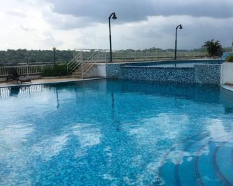 Modern Loft Near Everything, Spacious 3-bedroom apartment in fantastic Panamá - פנמה סיטי - בריכה