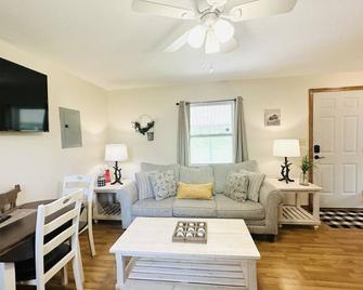 Milk Hand House.. Peaceful 1 bedroom cabin - Hammond - Living room