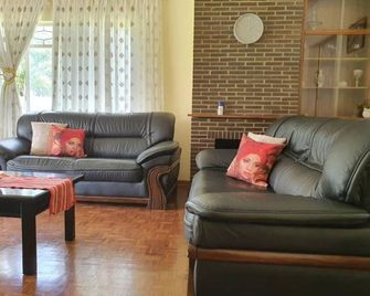 Immaculate 3 bedroomed guesthouse in Ilanda - 2041 - Bulawayo - Living room