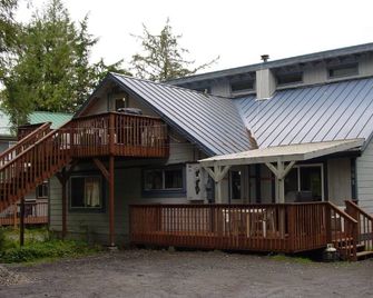 Almost Home 1-Bdrm overlooking Knudson Cove Marina. Fishermen & families welcome - Ketchikan - Building