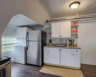 5minsTo KU Med Free Wi-Fi Pet Friendly W&D - Unity Village - Kitchen