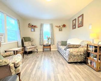 Pontiac - Secluded Backyard, Pet Friendly - Fort Wayne - Living room