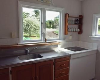 Rural cottage-large garden and farm outlook. - New Plymouth - Kitchen
