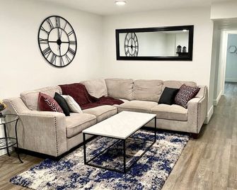 Jordan Landing Gem: 3br Apt, Pet Friendly - West Jordan - Living room