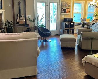 Pool House of T-town - Tuscaloosa - Living room