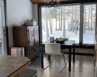 Luxurious Lake House with Hot Tub - Come and Enjoy and Unwind by Lake Nipissing! - Callander - Dining room