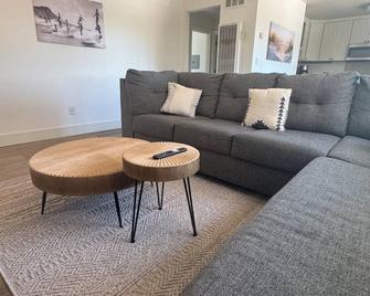 2 bedroom Pleasure Point Getaway - Santa Cruz - Wohnzimmer