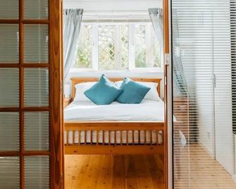 Light and airy with parking nearby - Bath - Bedroom