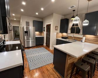 Charming 4-bedroom house with WiFi and AC close to French Quarter - Arabi - Küche