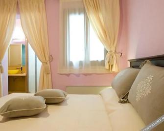 Piazza Azuni 18 Guest House - Sassari - Habitación