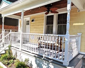 Walkable Elmwood Cottage, No Chores 2bath 2br 1car - Buffalo - Balcony