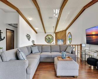 Amazing Private Beach Home - Oldsmar - Living room