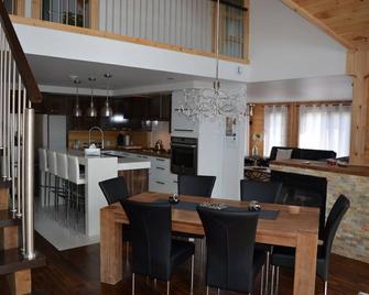 Family, Comfortable, Luxurious with Spa (Unit 2) - Beaupre - Dining room