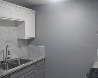Charming 2-bedroom house in La Marque with AC - La Marque - Kitchen