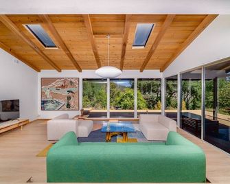 Newly remodeled midcentury modern house close to many attractions - Fallbrook - Living room