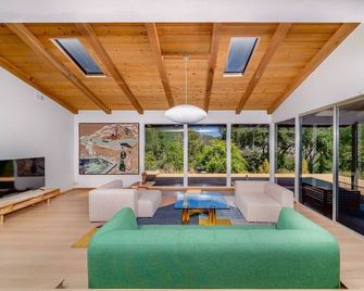 Newly remodeled midcentury modern house close to many attractions - Fallbrook - Living room