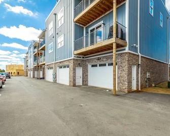 New King Bed | Private Apartment - Chattanooga - Building