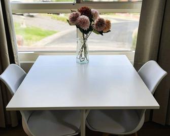 Bluebell Retreat | New, secluded self-contained apartment in the Adelaide Hills - Craigburn Farm - Dining room