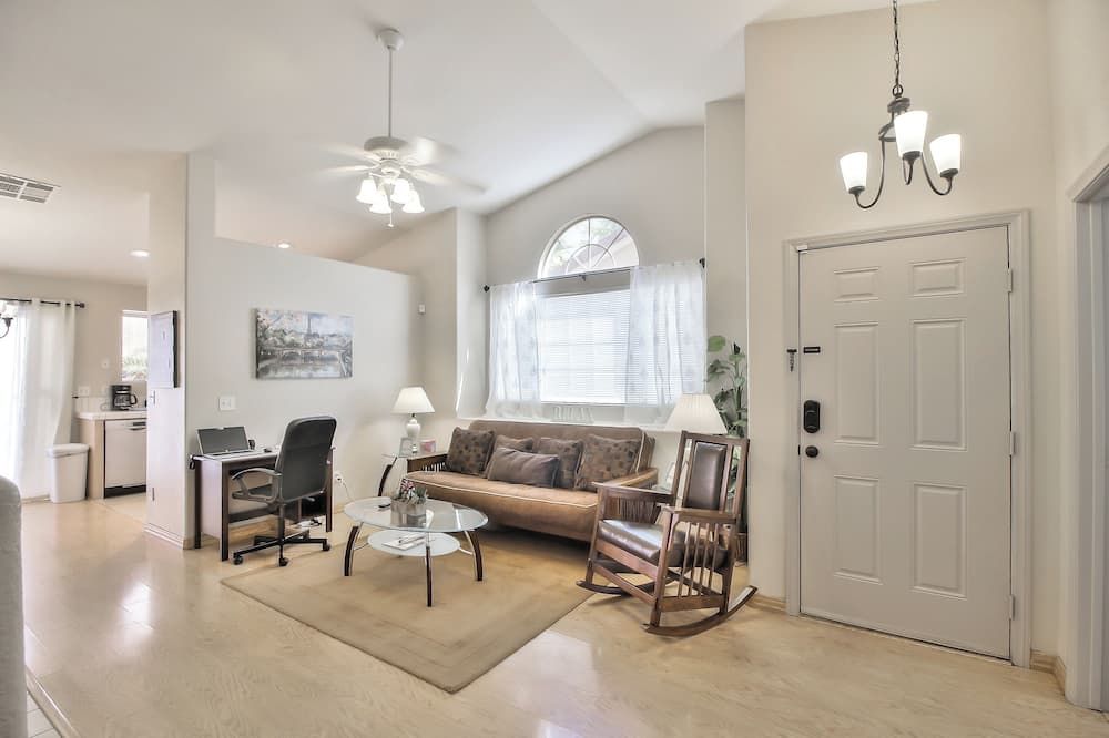 Your perfect cozy 3 bedrooms, 2 bathrooms, fully furnished! - לאס וגאס - סלון