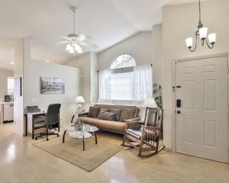 Your perfect cozy 3 bedrooms, 2 bathrooms, fully furnished! - לאס וגאס - סלון