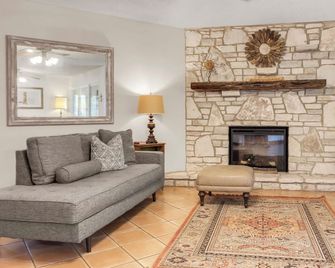 Breathtaking Hill Country Views at La Vista! - Canyon Lake - Huiskamer
