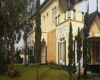 Villa Kota Bunga Teratai - Pacet - Edificio