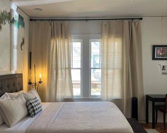 The Bungalow at Gallery 450 - Mobile - Bedroom