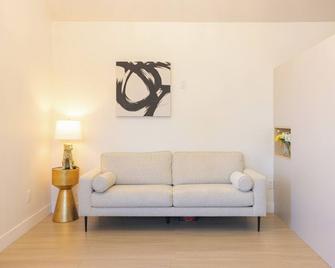 Hollywood Family Nest in Burbank, Steps to Studios! - Burbank - Living room