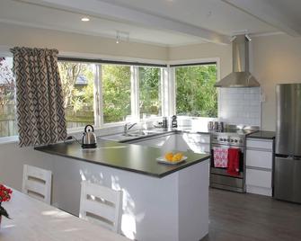Linton Cottage - Palmerston North - Kitchen