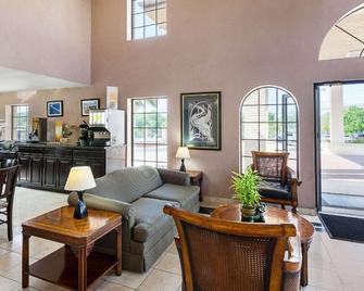 Quality Inn Medical Center - San Antonio - Living room