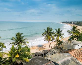 White on White - Hikkaduwa - Playa