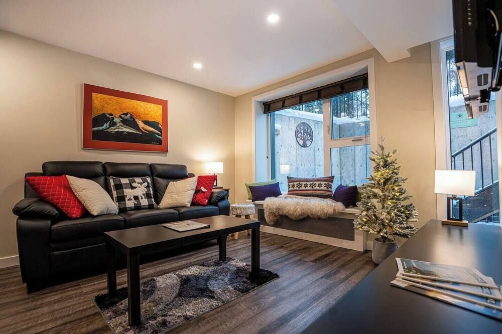 Quiet Private Stay in Peaceful Arrow Heights - רבלסטוק - סלון