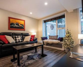 Quiet Private Stay in Peaceful Arrow Heights - Revelstoke - Living room
