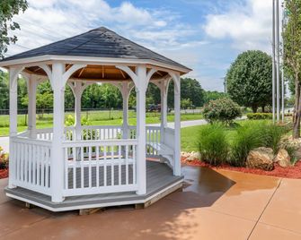 Quality Inn & Suites Lexington South - Lexington - Innenhof