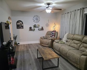 Welcome to Starry Night Cottage! - Streator - Wohnzimmer
