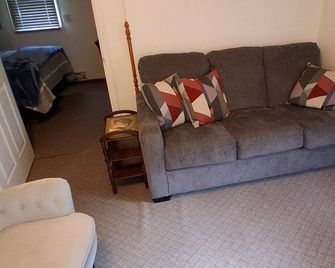 Cozy1 -bedroom cottage with AC in charming Marquette. 1 blk to public boat ramp - Marquette - Living room
