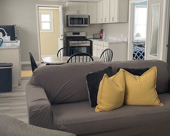 Little oasis a short walk from GOTL strip - Geneva - Living room