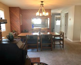 LOON-tastic location minutes away from the Slopes! - North Woodstock - Dining room