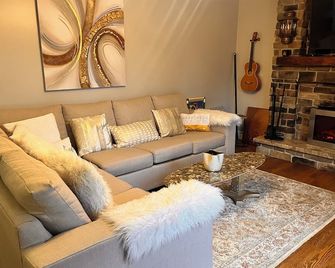 Studio Bedroom 2 beds Barn Door, full washroom, home gym, fridge,Large smart tv - Milton - Living room