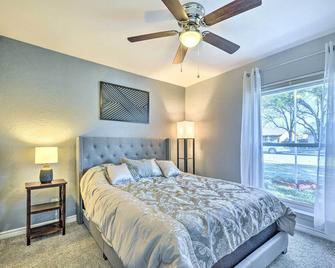 2 Mi to Lake Home with Game Room, Pool and Fast WiFi! - Wichita Falls - Habitación