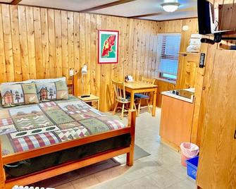 Quaint Riverside Cabin # 1 - Crowsnest Pass - Bedroom