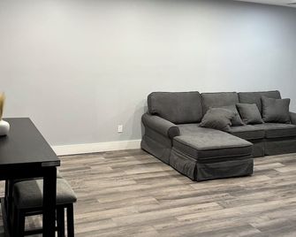 Cozy 1-bedroom in Patchogue, walking distance to restaurants and nightlife. - Patchogue - Living room